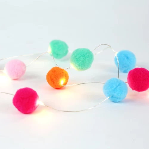 ^ WOVEN POM POM 10 LED ΛΑΜΠ. ΣΕΙΡΑ ΜΠΑΤ(2xAA),WW, ΑΣΗΜΙ ΚΑΛ.ΧΑΛΚ.,IP20, 90+30cm, ΔΙΑΦ ΚΑΛ ΤΡΟΦ